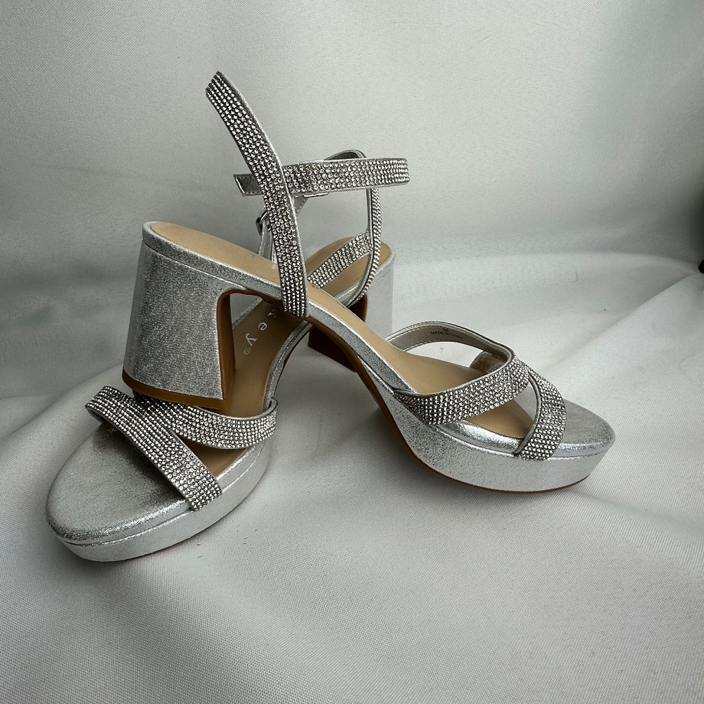 Copper key celebrate rhinestone platform sandals size 8 new in the box